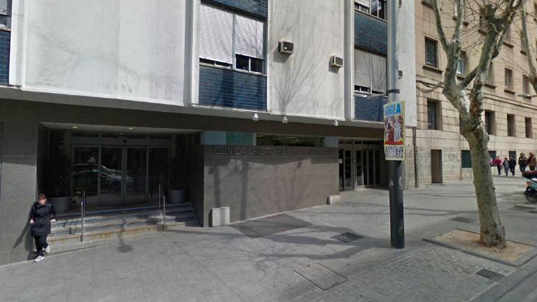 Investigan el hallazgo de un cadáver en la puerta de una clínica en Jaén