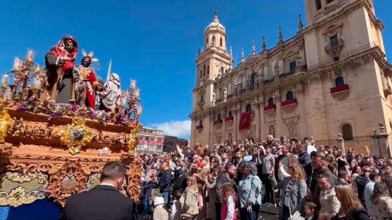 El momento en el que La Borriquilla pasa por delante de la Catedral de Jaén