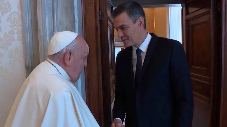 <i>Apretón de manos entre Pedro Sánchez y el Papa León XIV. / Europa Press.</i>