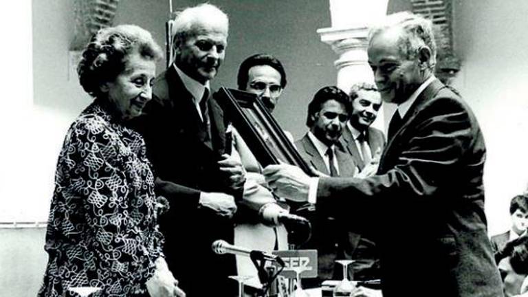 AÑO 1984. Luis Berges Roldán recibe el Premio Europa Nostra por la rehabilitación de los Baños Árabes de Jaén, en presencia de López Carvajal, Antonio Ojeda y Leocadio Marín. / Archivo Histórico de Diario JAÉN.