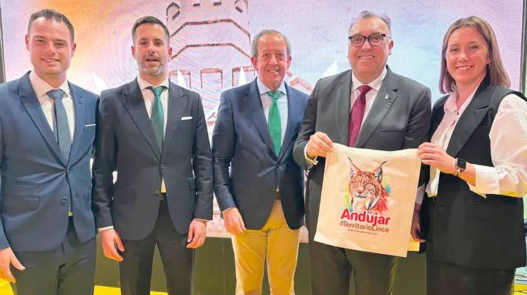 <i>Antonio Torres, Juan Carlos Martínez, Francisco Carmona, Arturo Bernal y María José Fuentes en la presentación en Fitur. </i>