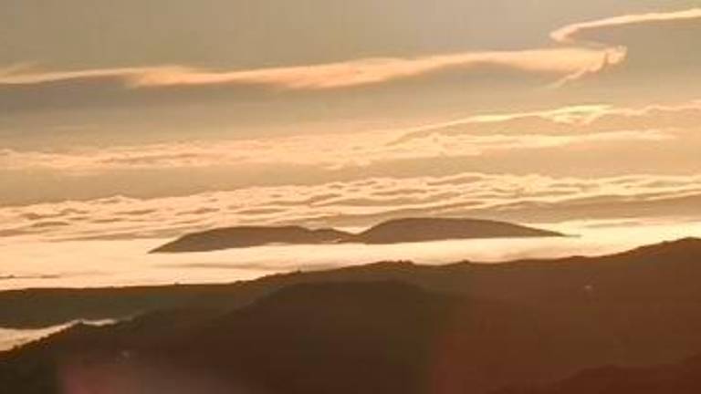 Así envuelve la niebla la cabecera del Valle del Guadiana Menor tras días de lluvias