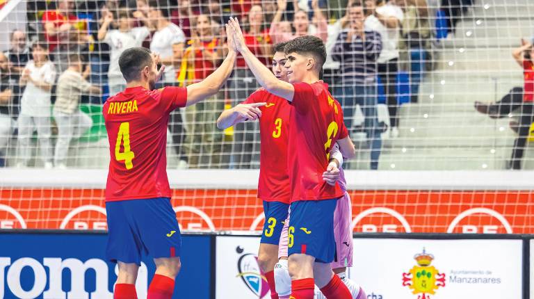 <i>Adri Rivera y Ricardo Mayor felicitan a Antonio Pérez después de anotar el tercer gol de España ante Finlandia. / RFEF.</i>