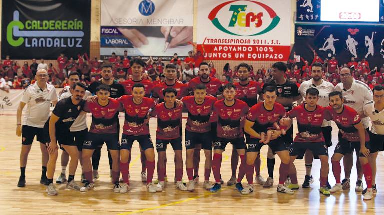 <i>La plantilla del Oleoinnova Mengíbar, antes del partido ante el Xerez Toyota con un Pabellón Sebastián Moya Lorca abarrotado. / Oleoinnova Mengíbar. </i>