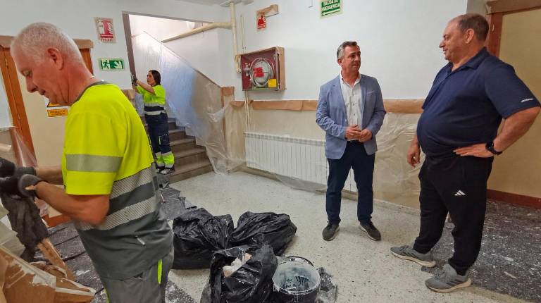 <i>El concejal de Mantenimiento Urbano, Javier Padorno, visita las actuaciones que se llevan a cabo en el colegio Santa Capilla de San Andrés. / Ayuntamiento de Jaén.</i>