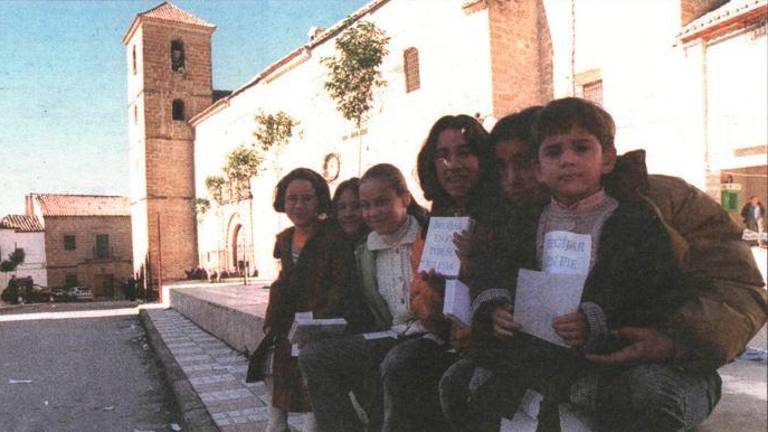 Algunos pequeños concentrados en el exterior del templo parroquial de Santiago Apóstol de Begíjar. / Archivo Histórico de Diario JAÉN. 