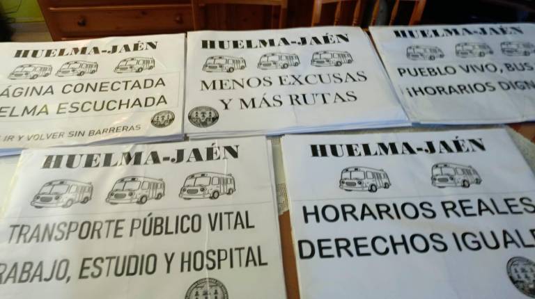 <i>Carteles alusivos al transporte público. / Plataforma Ciudadana por Huelma. </i>