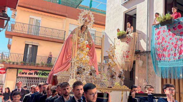 <i>La Victoria a su paso por las calles de la capital. / Ana Isabel Bravo / Diario JAÉN.</i>
