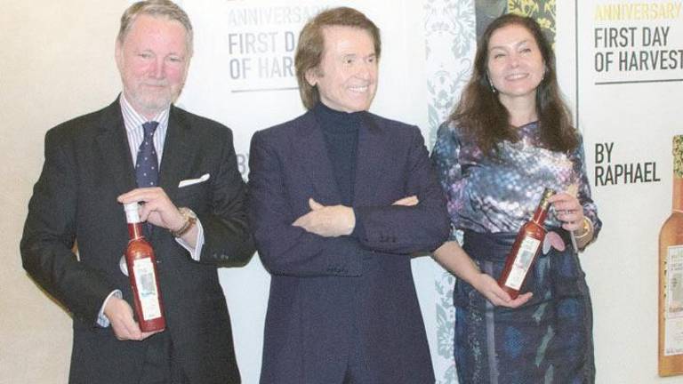 Tal día como hoy en 2015: Raphael apoya un aceite de oliva que está de “escándalo”