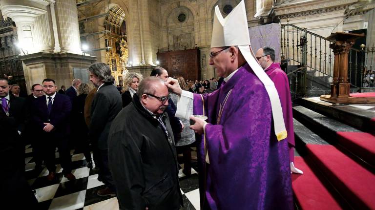 <i>El obispo de Jaén, Sebastián Chico, impone la ceniza al periodista Manuel Contreras.</i>