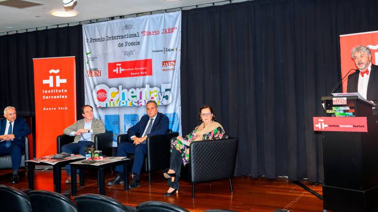 <i>Miguel Ortega, Javier Valdivieso, Eleuterio Muñoz, Socorro Mármol y Juan Espejo, en el Instituto Cervantes de Nueva York. / Enrique Shore. </i>