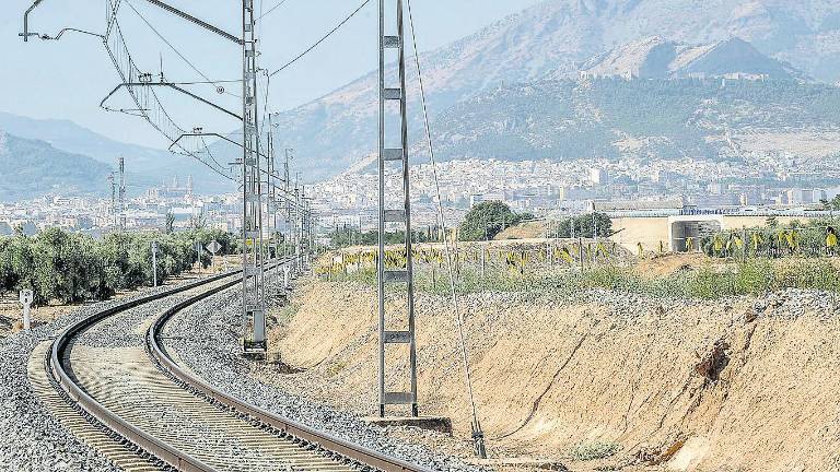 Anunciar un tren sin llegar en uno