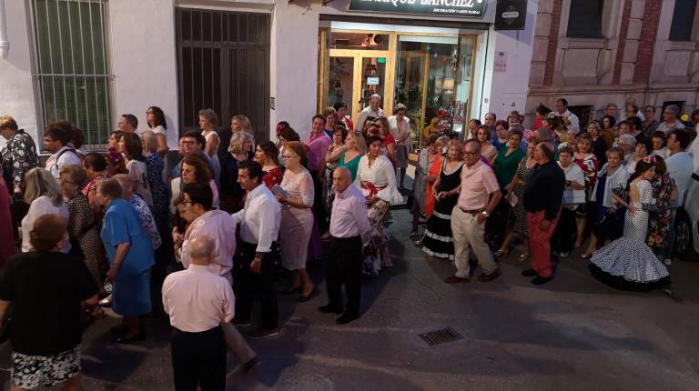 DEVOCIÓN. <i>Cientos de beatenses no quisieron perder la oportunidad de ver a su patrona, la Virgen de la Paz, procesionar por el pueblo y se echaron a la calle para arroparla en su trayecto entre la parroquia de la Asunción y la villa, donde descansó tras algo más de hora y media de paseo por Beas de Segura.</i>