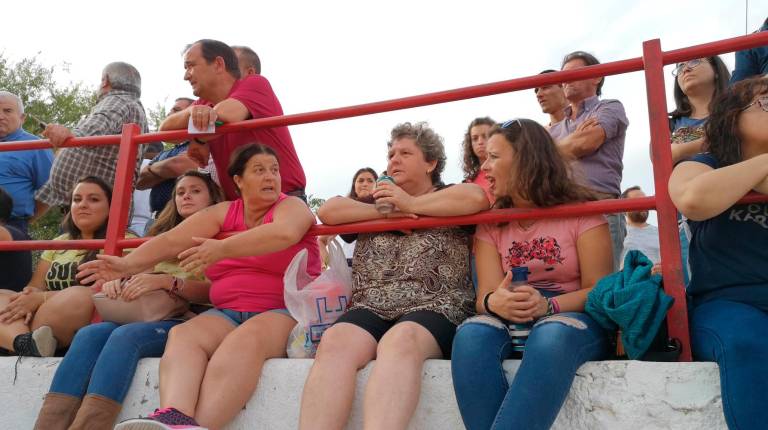 ENCIERRO. <i>Arriba, toro lidiado ayer justo a la entrada del pueblo. Sobre estas líneas, vecinos y turistas disfrutan de la actividad taurina en el municipio.</i>