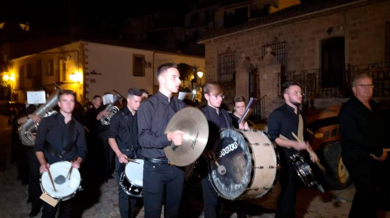 MÚSICA. <i>La banda del pueblo acompaña a la patrona durante todo el recorrido por las calles de Baños de la Encina.</i>