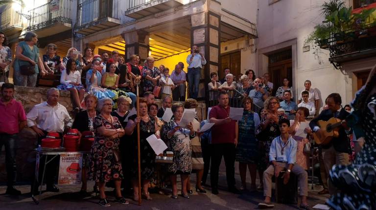 CANTE. <i>Los vecinos no dejaron de arropar a su patrona, cantando a su paso por las principales calles de Beas de Segura.</i>