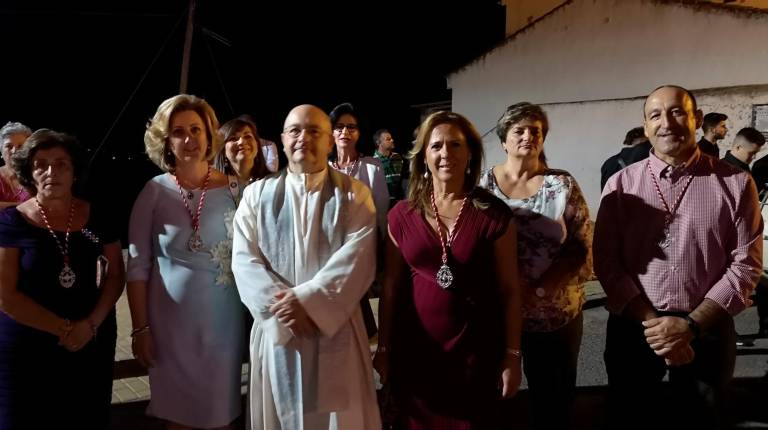 DEVOCIÓN. <i>Sobre estas líneas, el párroco, Luis Juan Gallardo, junto a parte de la comitiva; a la izquierda, la Virgen de la Encina a su salida de la parroquia de San Mateo; abajo, varios instantes de la procesión de la patrona, que recorrió las principales calles de Baños de la Encina en una procesión marcada por la solemnidad.</i>