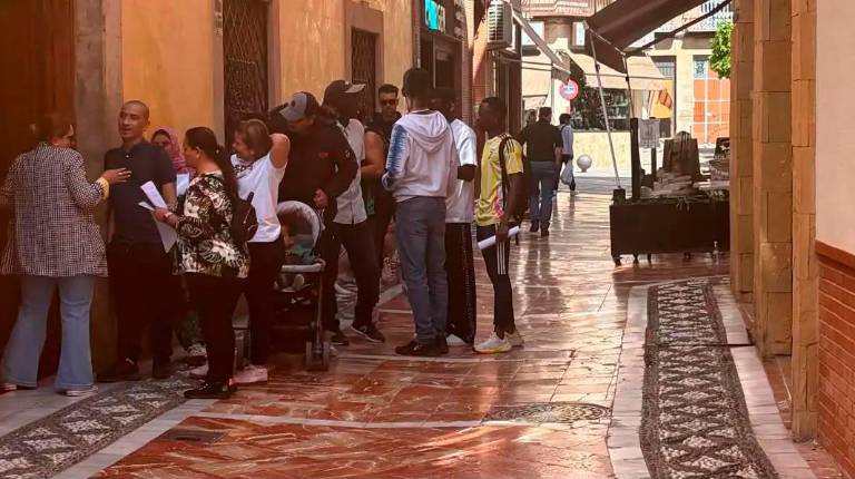 <i>Migrantes hacen cola para sacar cita previa para su regularización a 16 de abril en Jaén. </i>