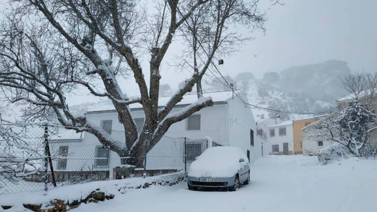 Dos bajo cero y sigue nevando en las aldeas de Santiago-Pontones