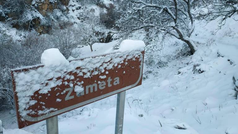 Cae la tarde y nieva copiosamente en el valle del río Zumeta