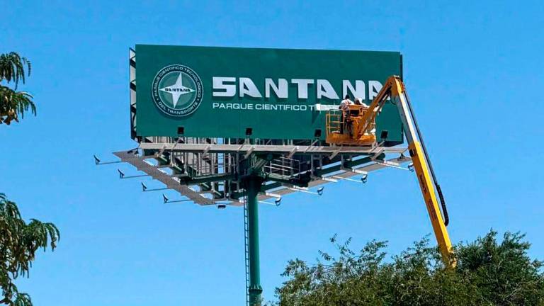 Operarios instalan el nuevo cartel del rebautizado Parque Científico Tecnológico del Transporte Santana en Linares. / Emprende en Linares.