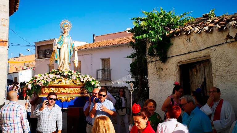 Inmenso abrazo a la Milagrosa por San Pedro