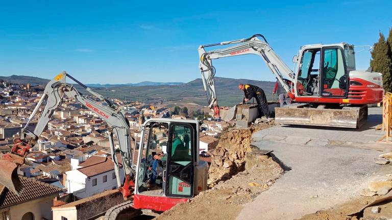Intervención de emergencia para reconstruir el derrumbe de un muro en Alcalá la Real