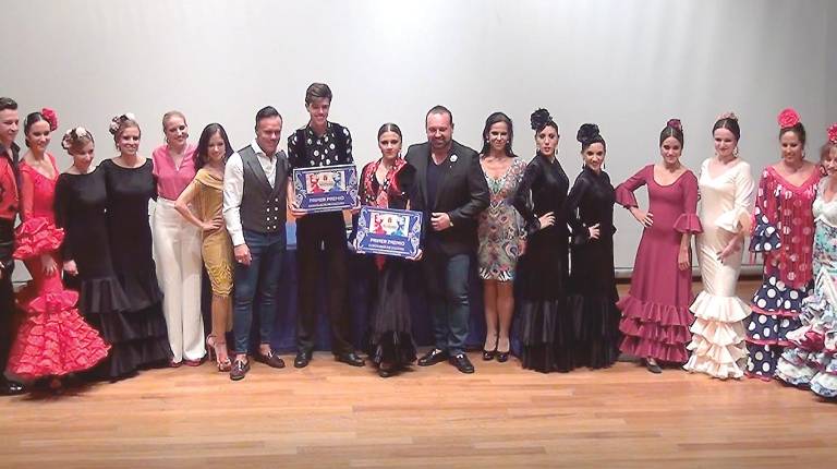 ACTUACIÓN. <i>Imagen de los participantes del tradicional concurso de sevillanas.</i>