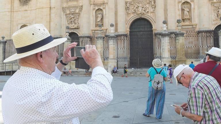 <span class=mln_uppercase_mln>RECUERDO</span><i>. Un grupo de turistas saca fotografías a la Catedral, en la Plaza de Santa María.</i>
