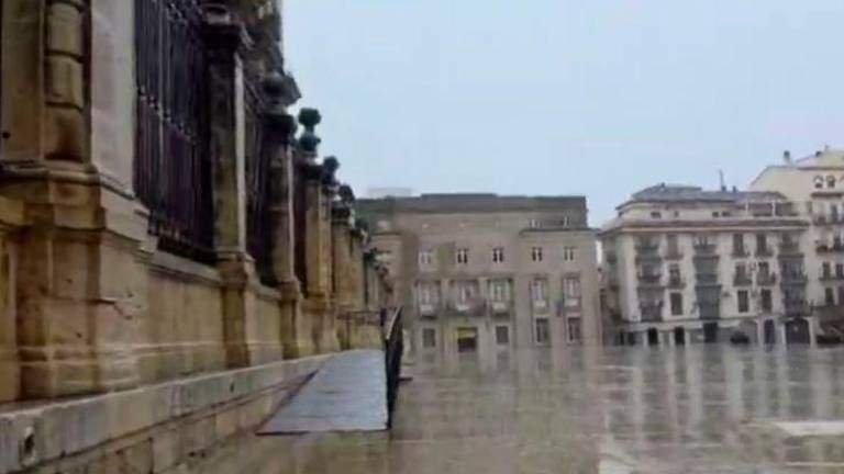 Así llueve en la Catedral, con una plaza de Santa María desconocida