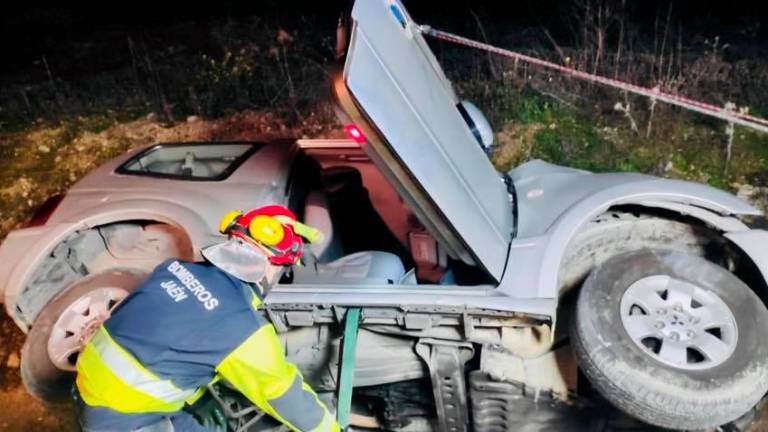 Atrapado tras volcar su coche