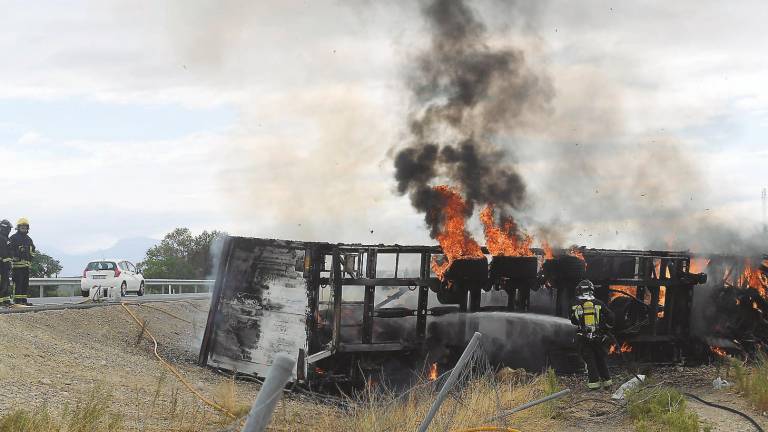 Arde un camión tras sufrir un accidente en Mengíbar