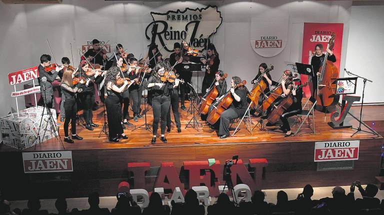 <span class=mln_uppercase_mln>POR LA CULTURA. </span><i>La Joven Orquesta de Cuerda Allegro de Bailén subió a las tablas del auditorio municipal de El Pósito para ofrecer al público una magistral interpretación de dos piezas.</i>