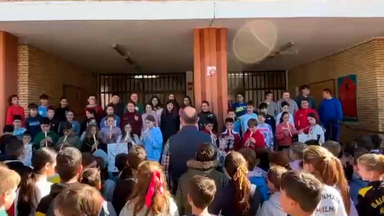 El Himno de Andalucía resuena en Huelma con las voces más puras