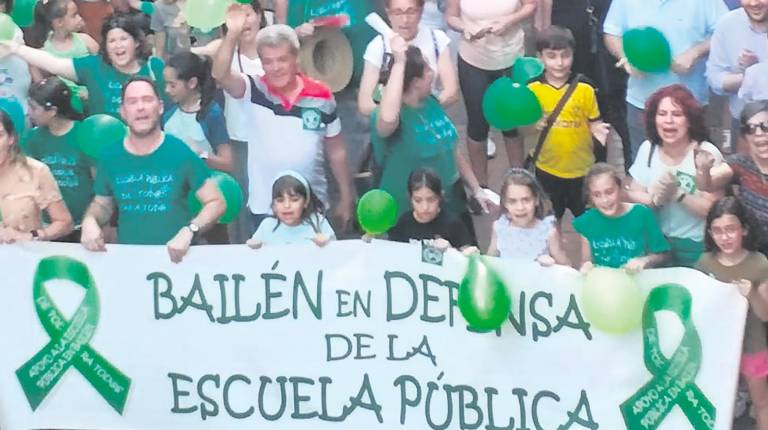 <i>Vista de la cabecera de la manifestación, con la pancarta en defensa de la escuela pública.</i>