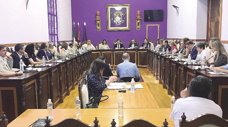 ESTRENO. <i>El alcalde, Julio Millán, con el PSOE, Adelante Jaén y Vox a su izquierda y con los ediles de Cs, sus socios de Gobierno, y el PP, a la derecha. </i>