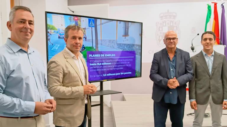 <i>El concejal de Mantenimiento Urbano, Javier Padorno; el alcalde de Jaén, Julio Millán; el subdelegado del Gobierno en Jaén, Manuel Fernández; y el concejal de Empleo, Luis García Millán, durante la presentación del nuevo plan de empleo. / Ayuntamiento de Jaén. </i>