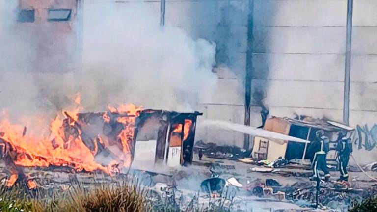 Los bomberos sofocan un incendio en el Polígono Industrial Los Rosales