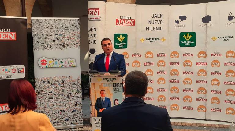 <i>El alcalde de Andújar, Pedro Luis Rodríguez, pronuncia su conferencia esta mañana.</i>