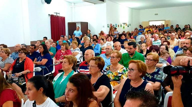 <span class=mln_uppercase_mln>ABARROTADO</span><i>. El salón de actos del Ayuntamiento de Génave estaba repleto de público durante el discurso con el que se anunciaron las fiestas.</i>