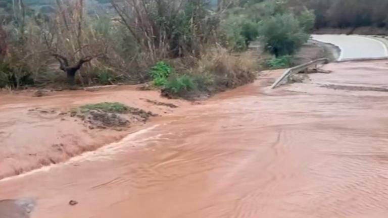 Cortado el acceso al diseminado de Las Cabritas por la crecida del arroyo