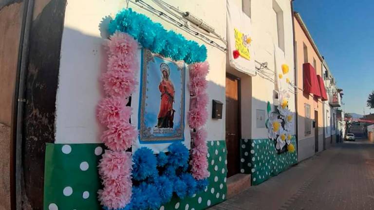 Calles y casas engalanadas, música y golosinas por Santa Quiteria