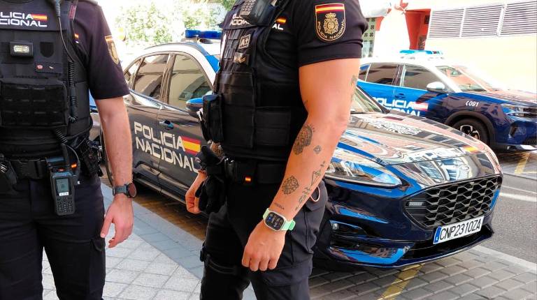 <i>Dos agentes y dos vehículos de la Policía Nacional. / Europa Press. </i>