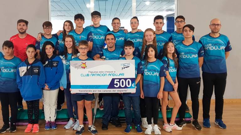 El nadador Miguel Ángel Martínez dona 500 euros a dos entidades locales