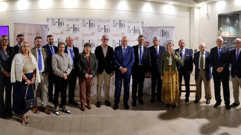 <i>Autoridades y miembros de la junta rectora de Picualia, ayer, en la presentación del Primer Día de Cosecha de la compañía oleícola bailenense. / Fotografías: Jason Moyano / Diario JAÉN.</i>