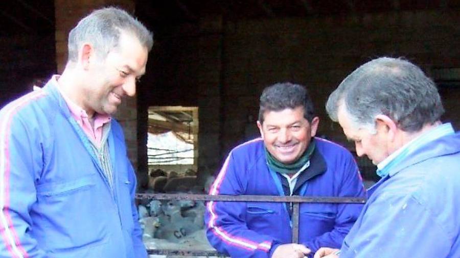 <i>José Carlos, Daniel y Domingo con la libretilla, haciendo cuentas. </i>