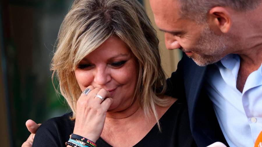 <i>Terelu Campos emocionada, tras un diorector con un programa de televisión, desde el tanatorio. / José Ruiz / Europa Press.</i>