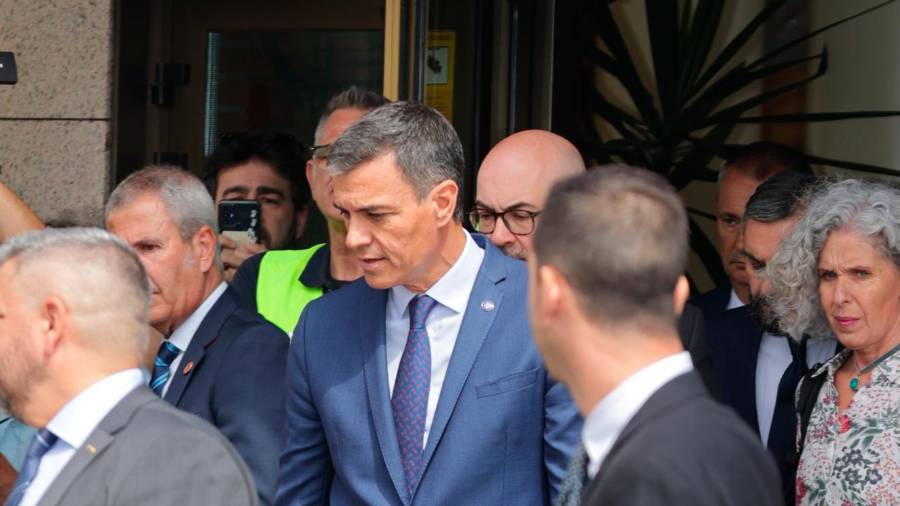 <i>Pedro Sánchez abandona el tanatorio tras despedirse de la periodista. / José Ramón Hernando / Europa Press.</i>