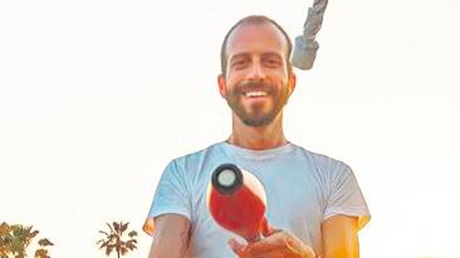 <i>Faya hace malabares.</i>