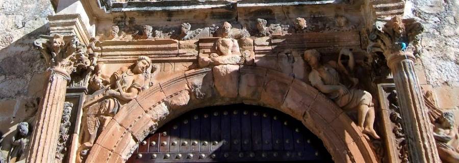 <i>Arco de medio punto con alegóricas de la fe, la esperanza y la caridad.</i>